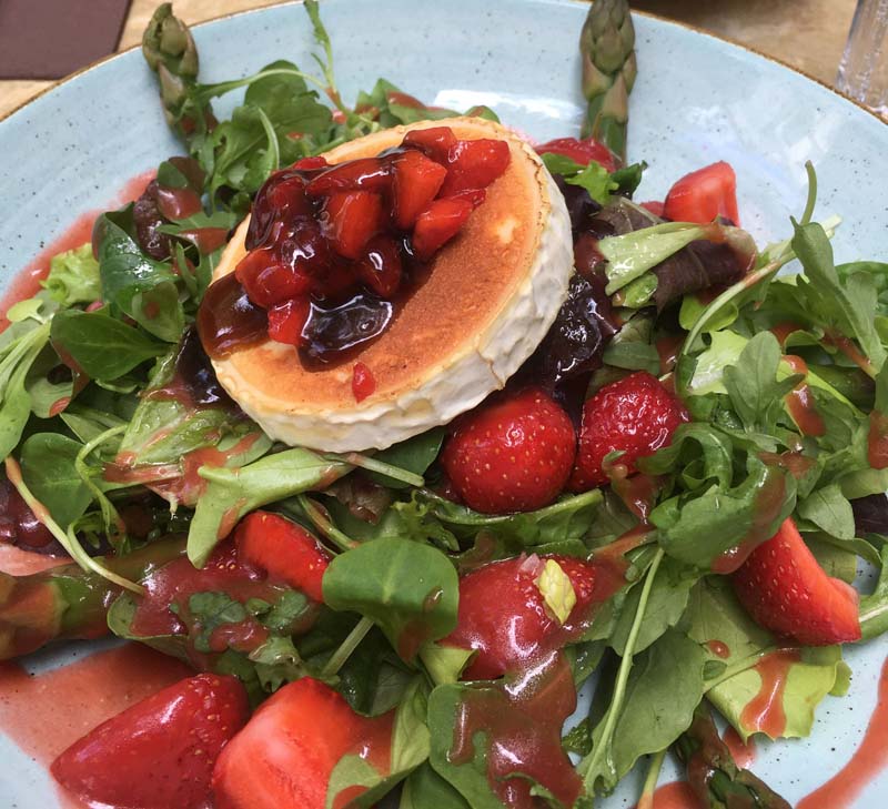 Grillezett kecskesajt spárgás eperágyon